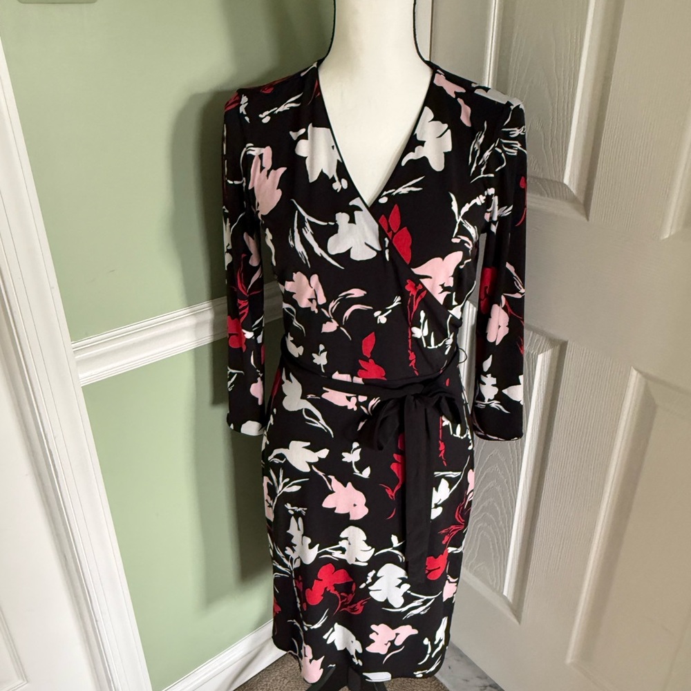 White House Black Market Black and Red Sheath Dress V-Neck Long Sleeves